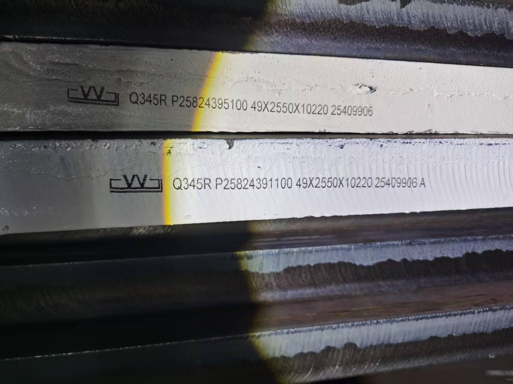 Q345R 钢板侧喷标识:49×2550×10220mm,生产日期与炉批号齐全